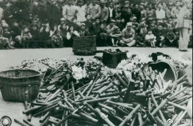 1950年2月24日，政務(wù)院發(fā)出《關(guān)于嚴禁鴉片煙毒的通令》。圖為政府收繳的煙具和賭具。