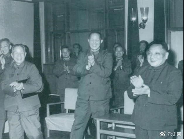1978年3月，鄧小平和參加五屆人大一次會(huì)議的解放軍代表在一起。