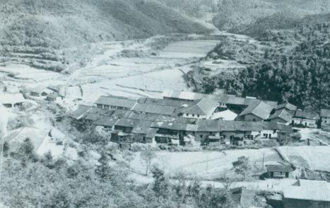 1929年3月14日，毛澤東同朱德指揮紅四軍進(jìn)攻長嶺寨，殲敵兩千余人，擊斃敵旅長郭鳳鳴，乘勝占領(lǐng)長汀城。圖為長嶺寨。