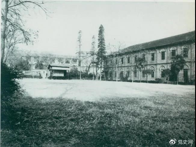 　　1927年3月18日，毛澤東出席在武昌舉行的河南武裝農(nóng)民代表大會(huì)，并作湖南農(nóng)運(yùn)狀況報(bào)告。圖為大會(huì)會(huì)場(chǎng)——武昌農(nóng)講所大操場(chǎng)。