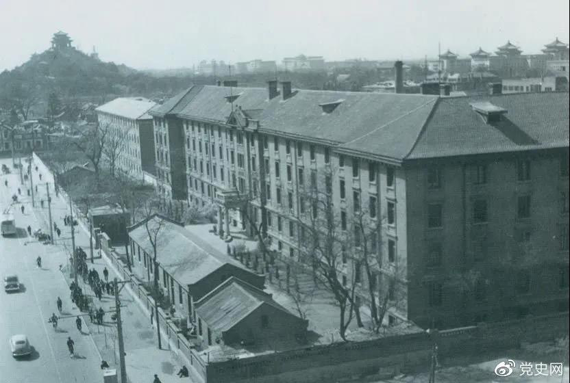 北京大學(xué)紅樓。1918年8月至1919年3月毛澤東在北京期間，曾在這里擔(dān)任圖書館助理員。