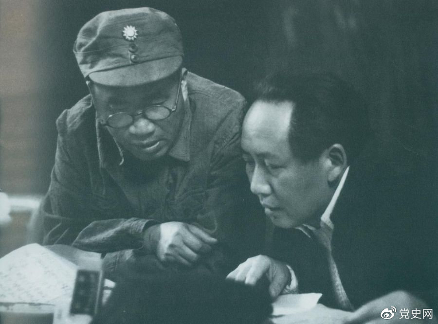 1945年4月，毛澤東和朱德在中國共產(chǎn)黨第七次全國代表大會上。