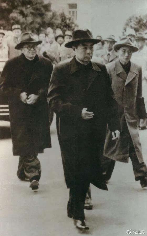 1954年4月26日，日內(nèi)瓦會(huì)議開幕。圖為周恩來率中國(guó)代表團(tuán)進(jìn)入會(huì)場(chǎng)。