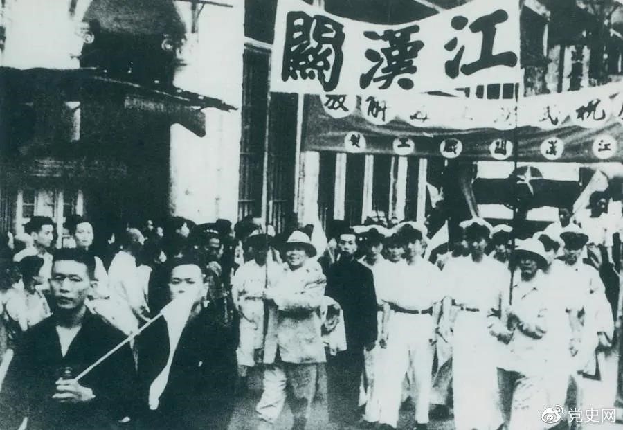 1949年5月17日，第四野戰(zhàn)軍解放武漢。圖為武漢人民歡慶解放。
