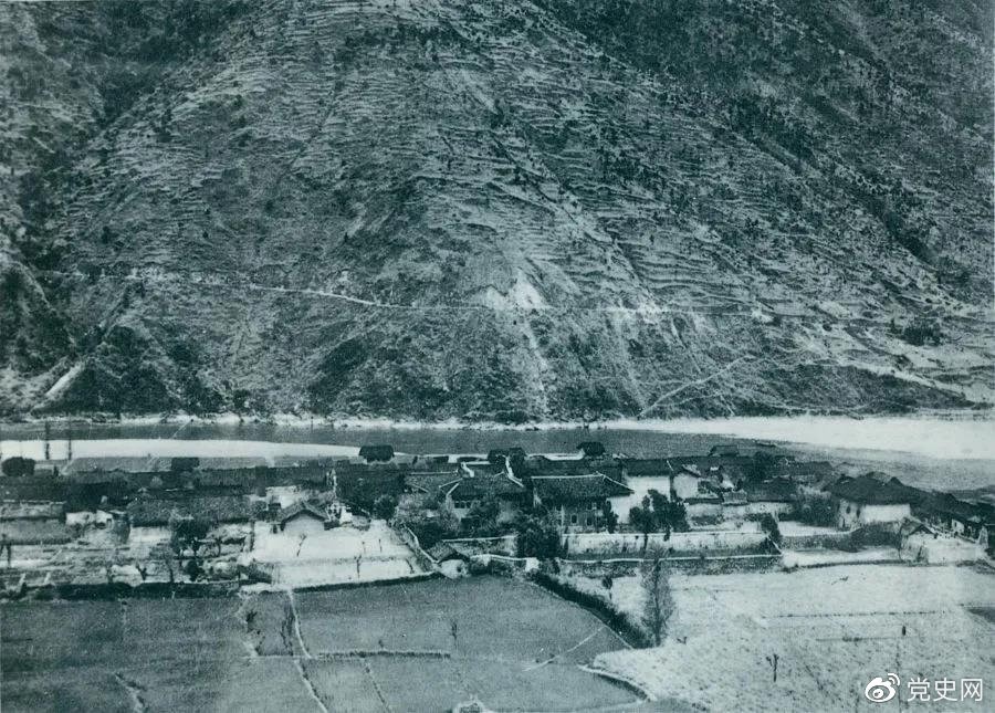 　　1935年5月25日，紅一方面軍到達(dá)大渡河南岸的安順場(chǎng)。紅軍17名勇士靠一葉孤舟強(qiáng)渡大渡河，為沿大渡河左岸北上的部隊(duì)打開(kāi)了一條通道。圖為安順場(chǎng)一角。