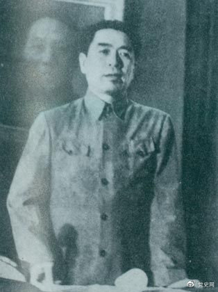 1949年7月6日，周恩來出席中華全國文學(xué)藝術(shù)工作者代表大會。圖為周恩來在會上作政治報告。