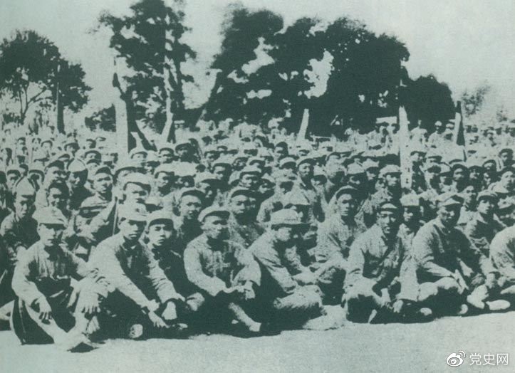 盧溝橋事變后的第11天，1937年7月18日，延安召開群眾大會，毛澤東發(fā)表演說。據(jù)當(dāng)時報載：“演詞激昂，聽眾均摩拳擦掌，熱血沸騰，愿赴抗日戰(zhàn)場，與日寇決一死戰(zhàn)?！?/></p><p>盧溝橋事變后的第11天，1937年7月18日，延安召開群眾大會，毛澤東發(fā)表演說。據(jù)當(dāng)時報載：“演詞激昂，聽眾均摩拳擦掌，熱血沸騰，愿赴抗日戰(zhàn)場，與日寇決一死戰(zhàn)?！?/p><p><br/></p><p>轉(zhuǎn)載：共產(chǎn)黨員網(wǎng)</p>
							
							</div><!-- article-con -->






		<div   id=