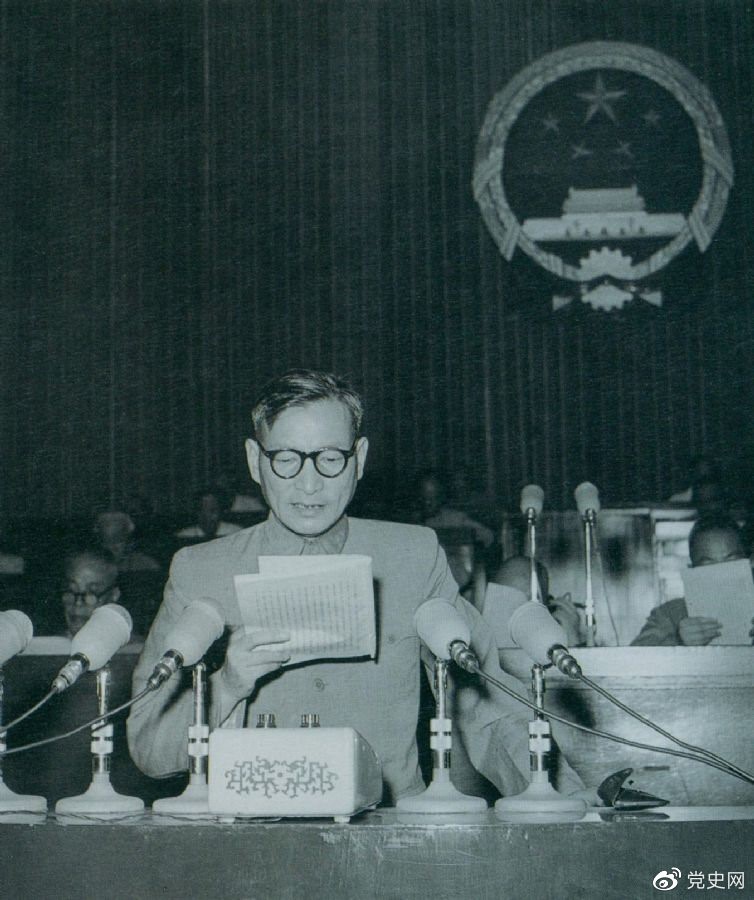 1955年7月，陳云在一屆全國人大二次會議上作堅持和改進糧食統(tǒng)購統(tǒng)銷工作的報告。