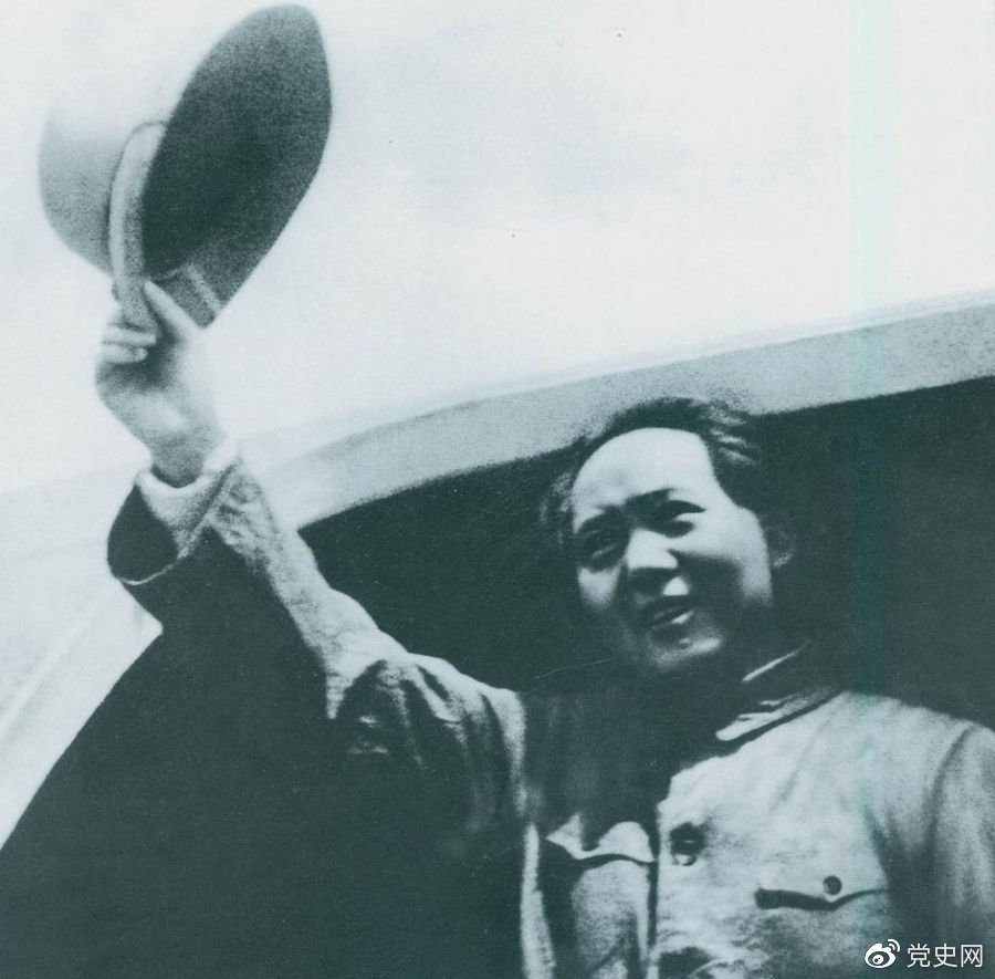 1945年8月28日，毛澤東飛赴重慶時，向前來歡送的延安軍民揮手告別。