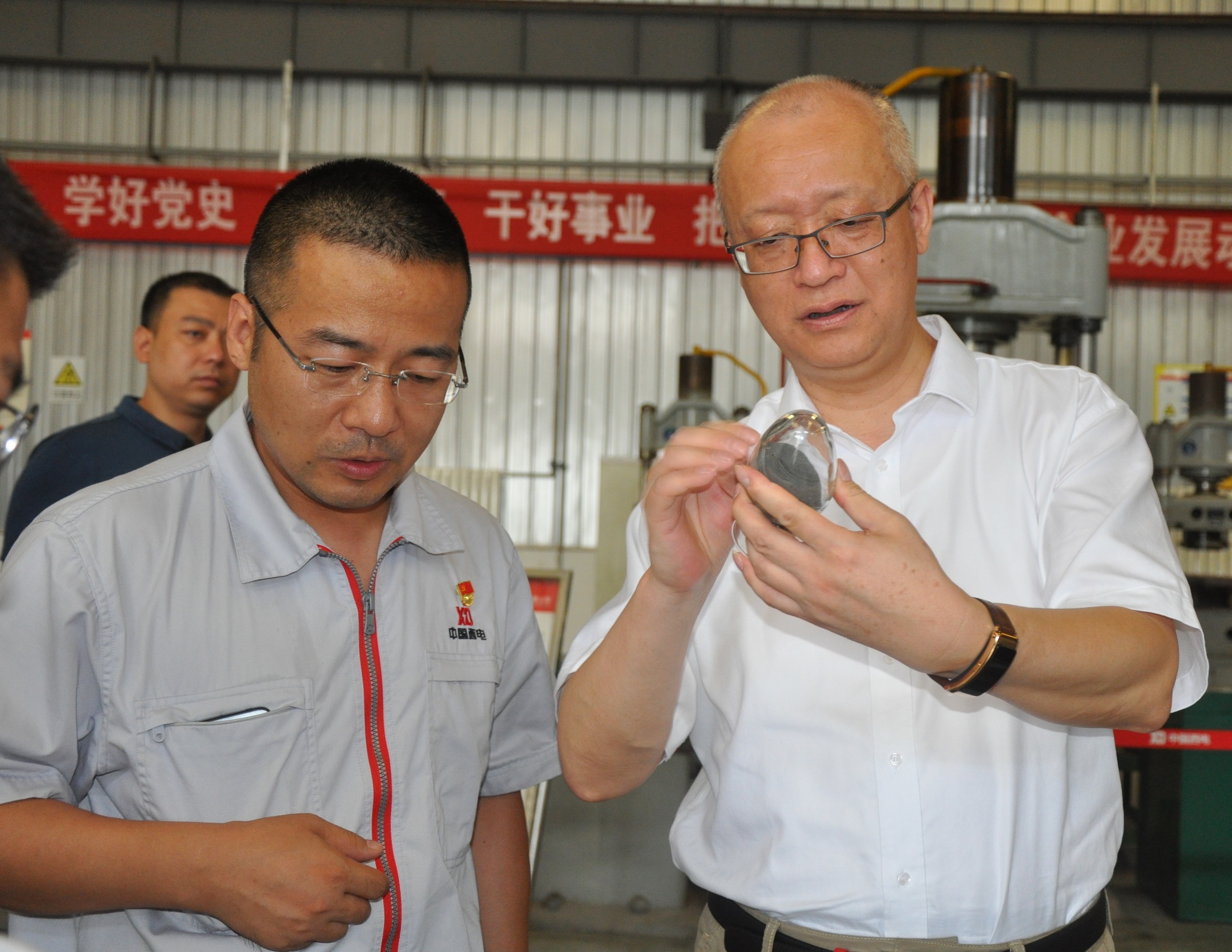 西開有限黨委書記、董事長、總經(jīng)理孟晨調(diào)研天水合金 - 副本.JPG